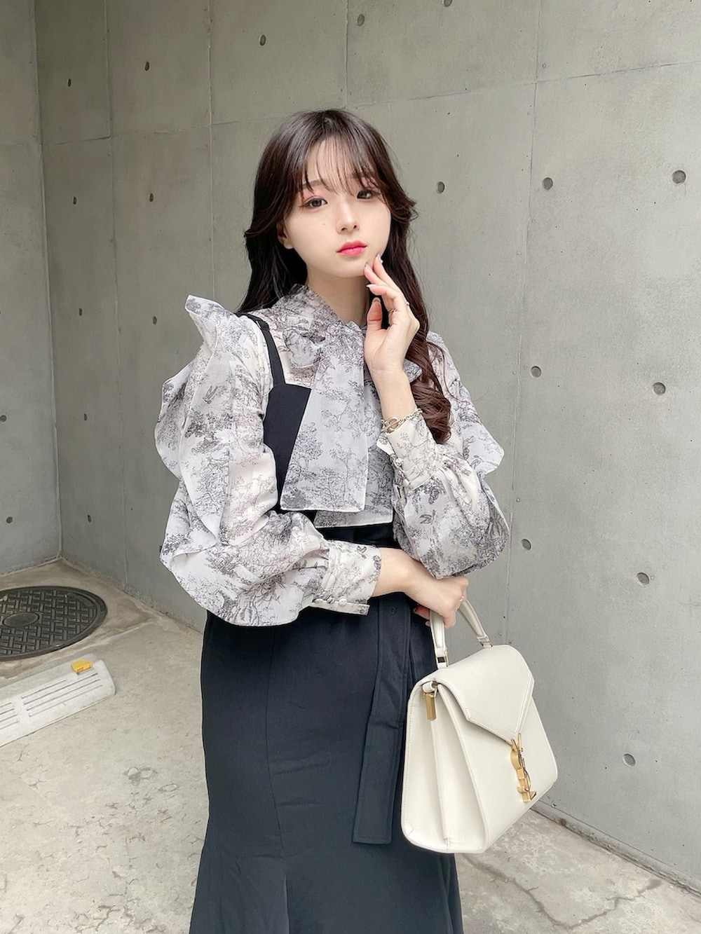 ブルー系のシャツ/ブラウス、ブラック系のワンピース、ブラック系のパンプスを着用したレディースの春コーディネートの4枚目の写真