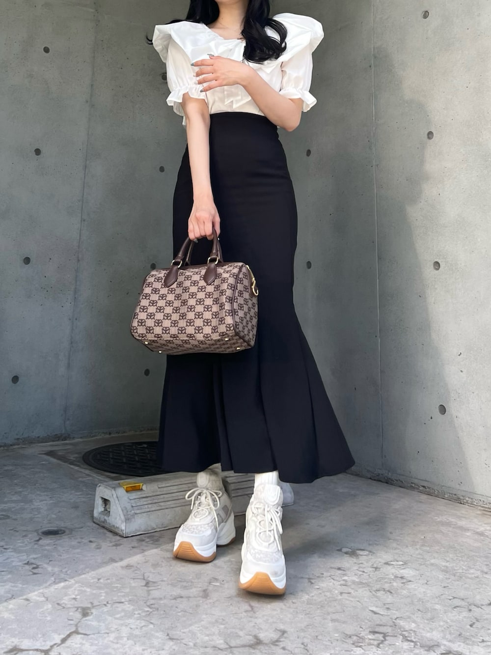 ホワイト系のシャツ/ブラウス、ブラック系のスカート、その他のボストンバッグを着用したレディースの夏コーディネートの2枚目の写真