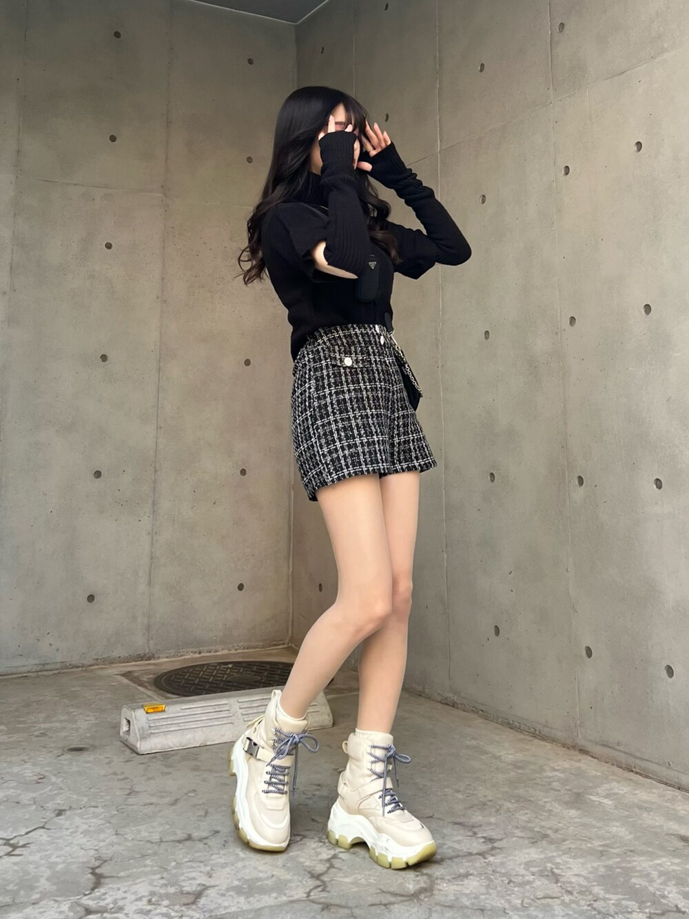 ブラック系のニット/セーター、ホワイト系のその他パンツを着用したレディースの春コーディネートの5枚目の写真