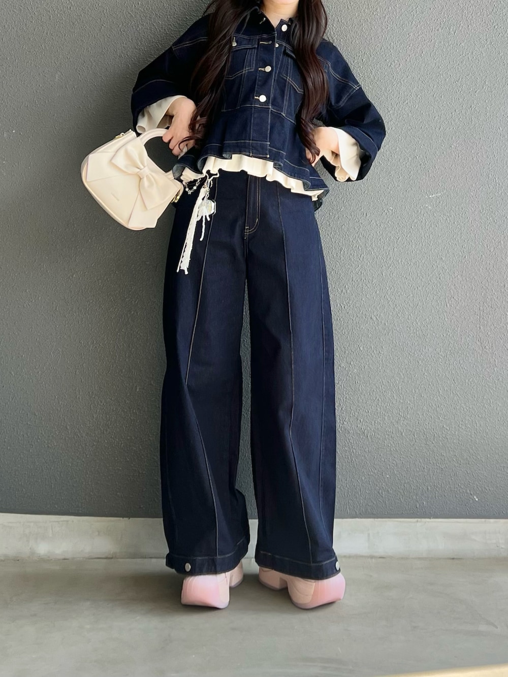 ピンク系のスニーカー、ブルー系のジャケット/アウター、ブルー系のパンツを着用したレディースの春コーディネートの4枚目の写真