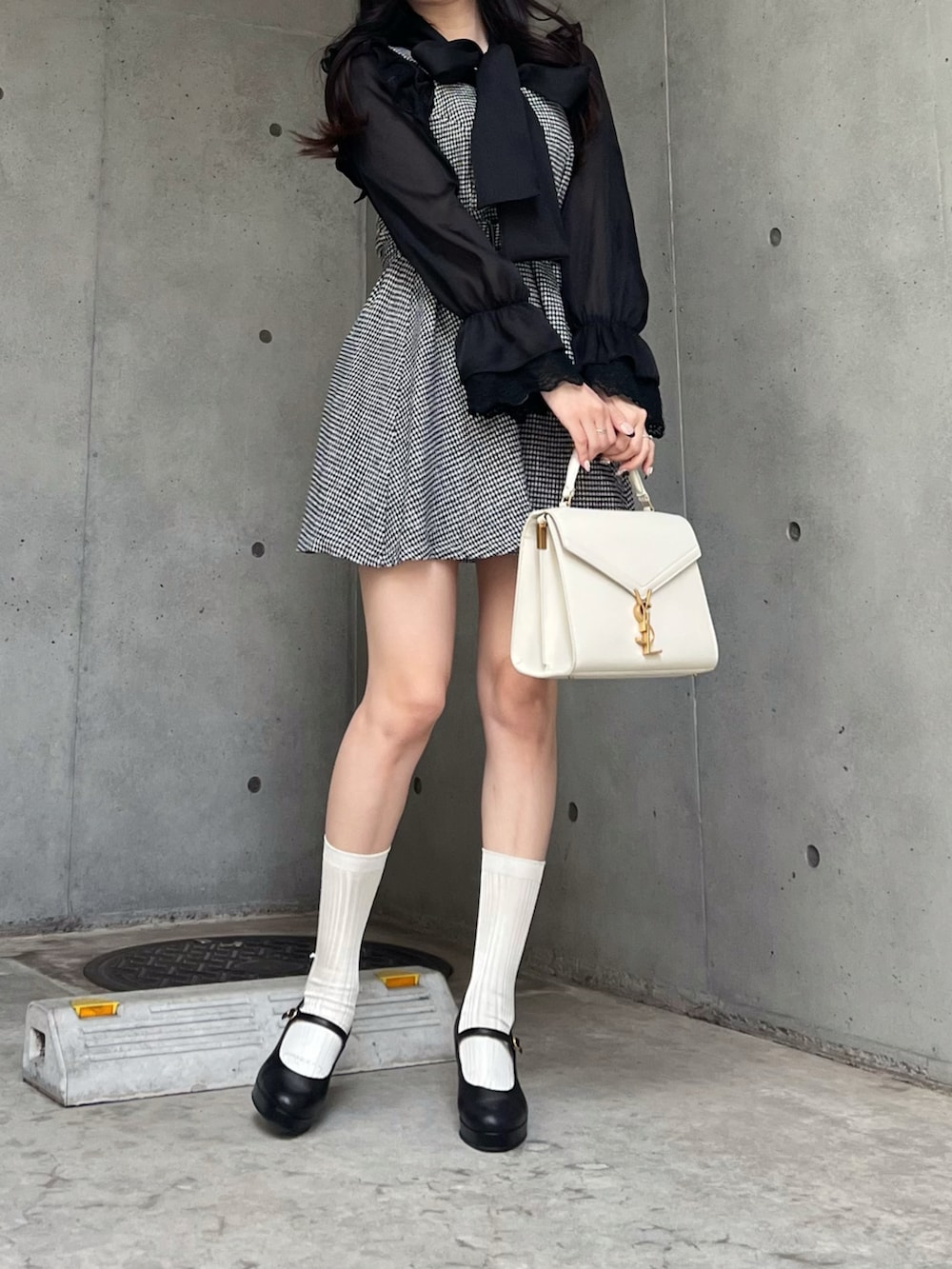 ブラック系のワンピース/ドレス、ブラック系のシャツ/ブラウス、ブラック系のパンプスを着用したレディースの秋コーディネートの3枚目の写真