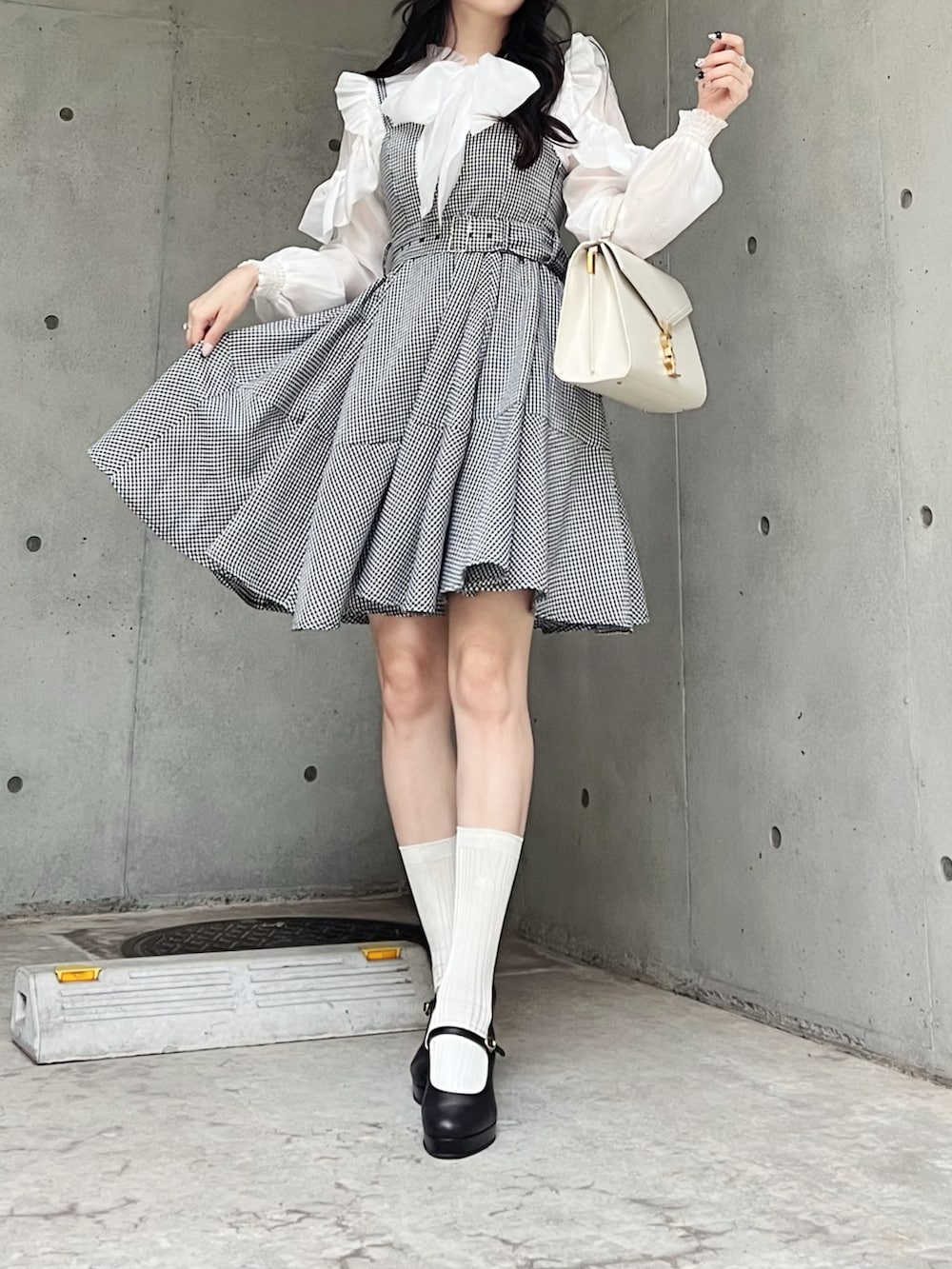 その他のジャンパースカート、ブラック系のパンプス、ホワイト系のシャツ/ブラウスを着用したレディースの秋コーディネートの2枚目の写真