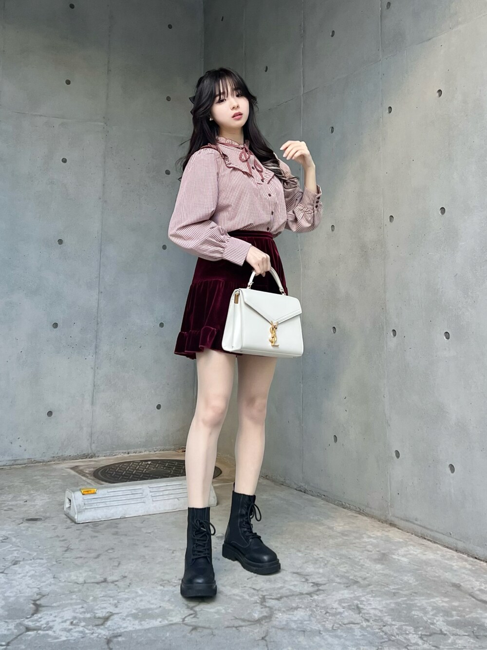 パープル系のダウンジャケット/コート、ブラック系のスカート、ピンク系のシャツ/ブラウスを着用したレディースの冬コーディネートの2枚目の写真