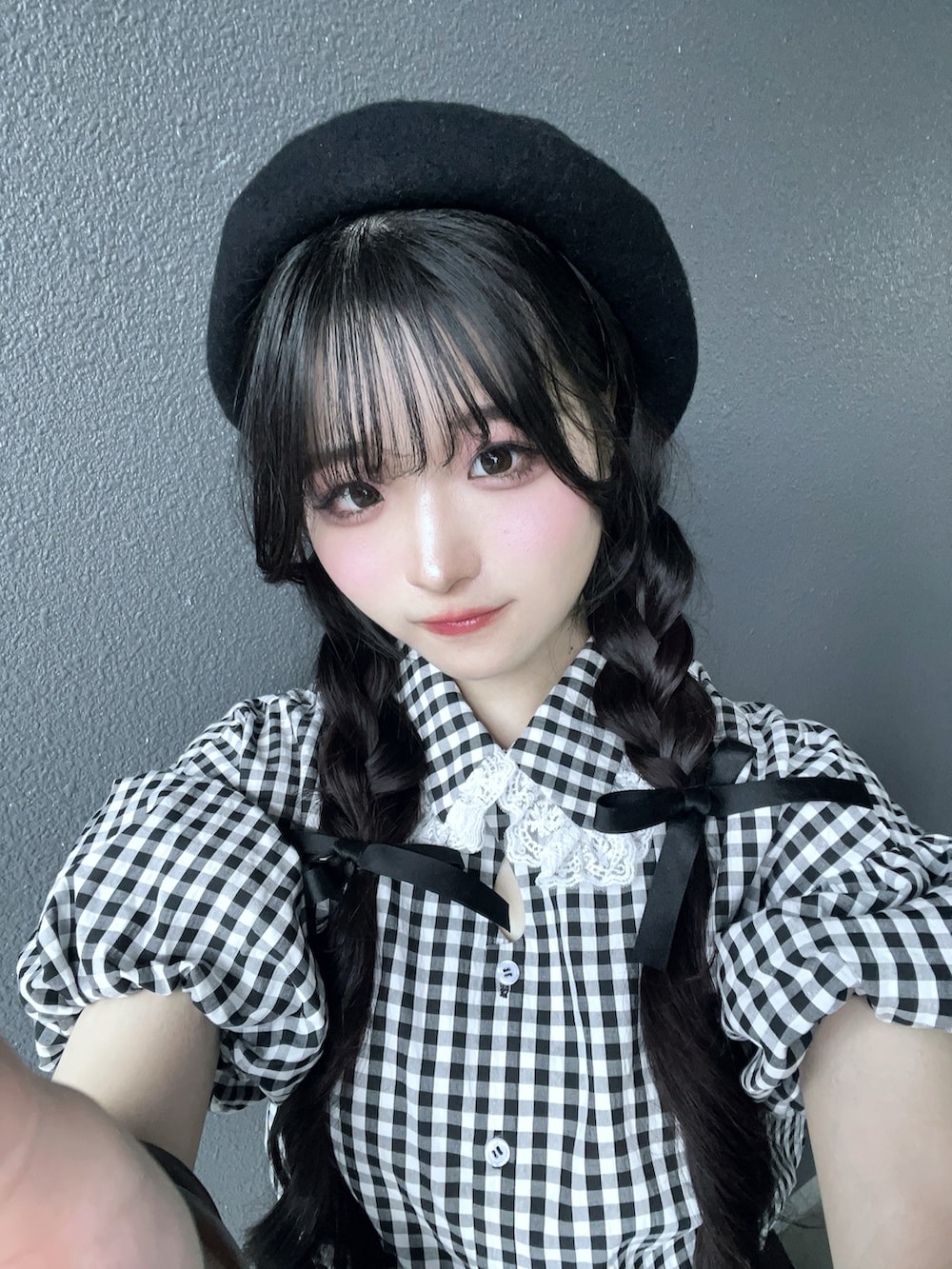 ブラック系のシャツ/ブラウス、ブルー系のスカート、ブラック系のシューズを着用したレディースの夏コーディネートの2枚目の写真