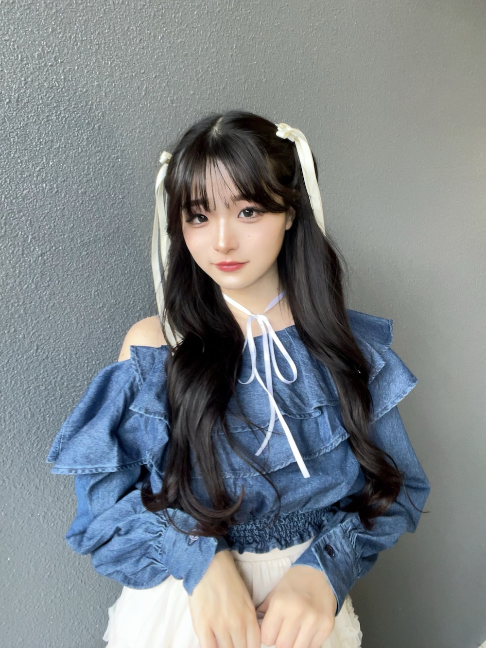 ブラック系のパンプス、ホワイト系のスカート、ピンク系のバッグを着用したレディースの春コーディネートの5枚目の写真