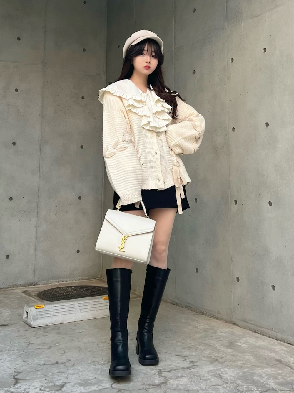 ホワイト系のシャツ/ブラウス、ブラック系のその他パンツ、ホワイト系のカーディガン/ボレロを着用したレディースの冬コーディネートの2枚目の写真