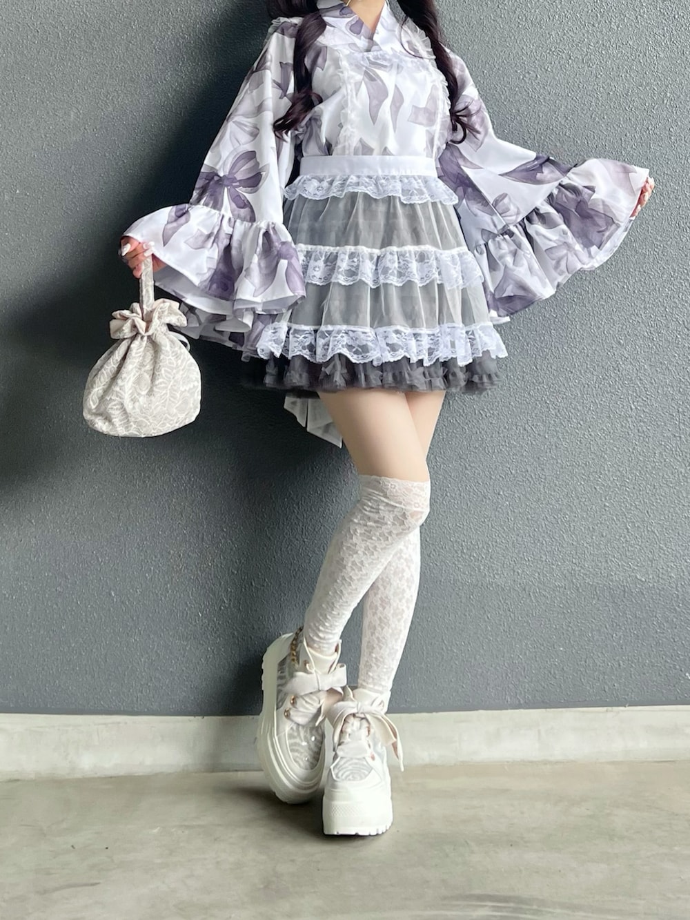 ホワイト系のスニーカー、グレー系のスカート、ホワイト系のワンピース/ドレスを着用したレディースの夏コーディネートの4枚目の写真