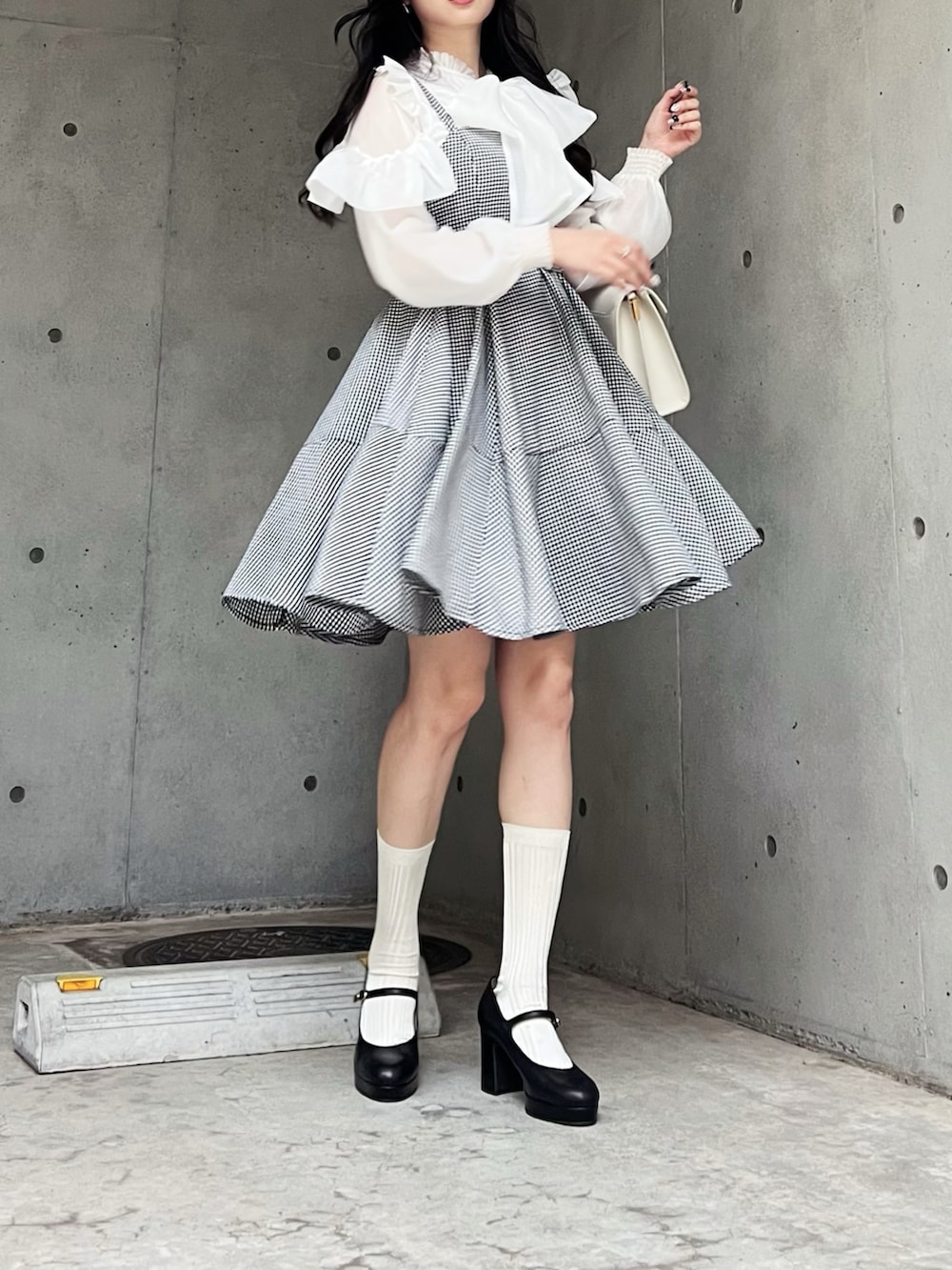 その他のジャンパースカート、ブラック系のパンプス、ホワイト系のシャツ/ブラウスを着用したレディースの秋コーディネートの4枚目の写真
