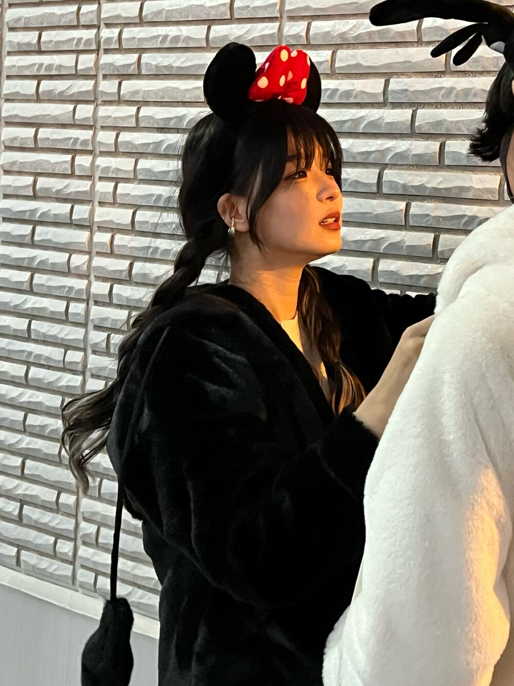 ホワイト系のニット/セーター、ブラック系のその他パンツ、ブラック系のローファーを着用したレディースの冬コーディネートの3枚目の写真