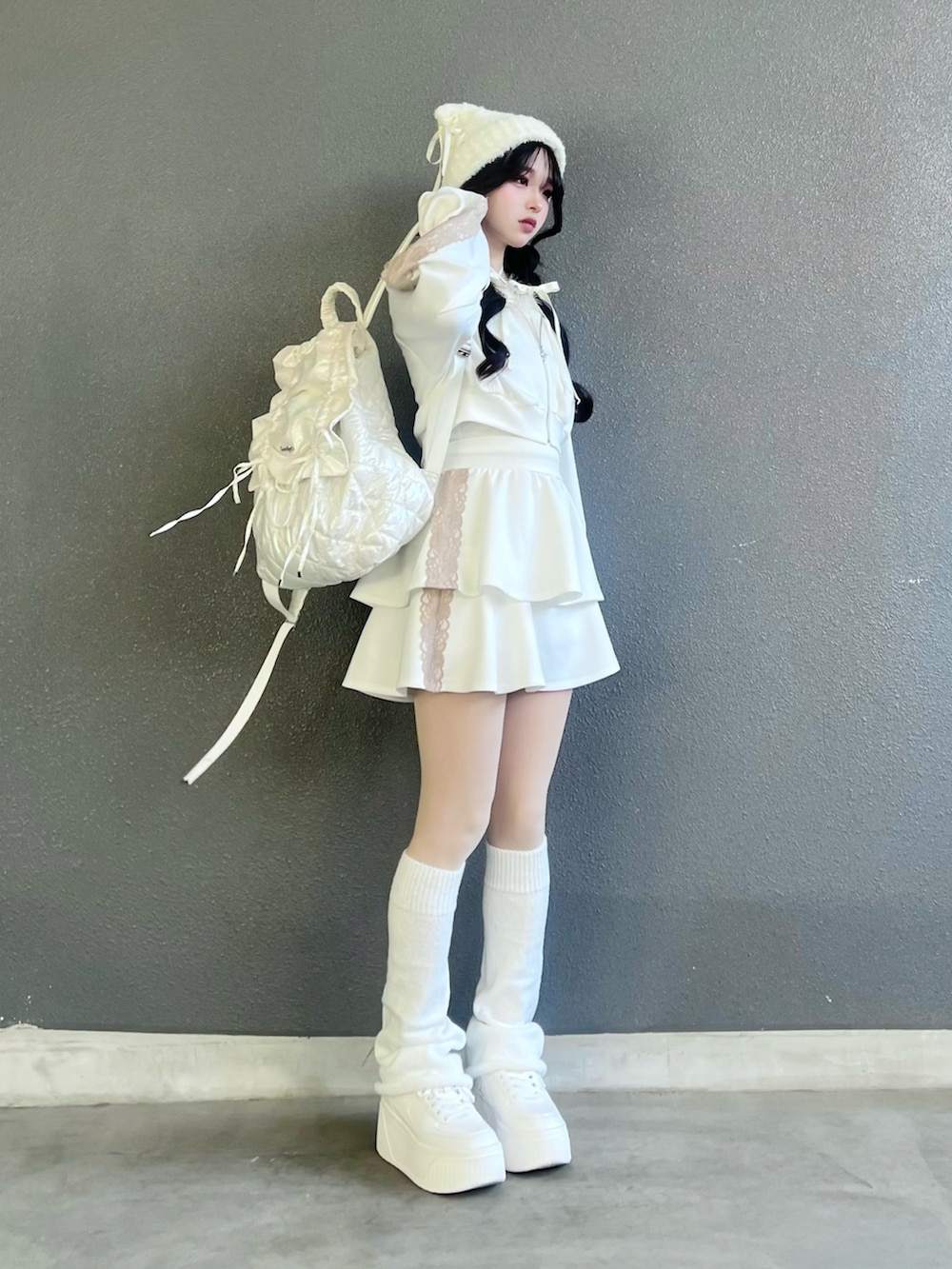 ホワイト系のシューズ、ホワイト系のジャージ、ホワイト系のスカートを着用したレディースの冬コーディネートの2枚目の写真