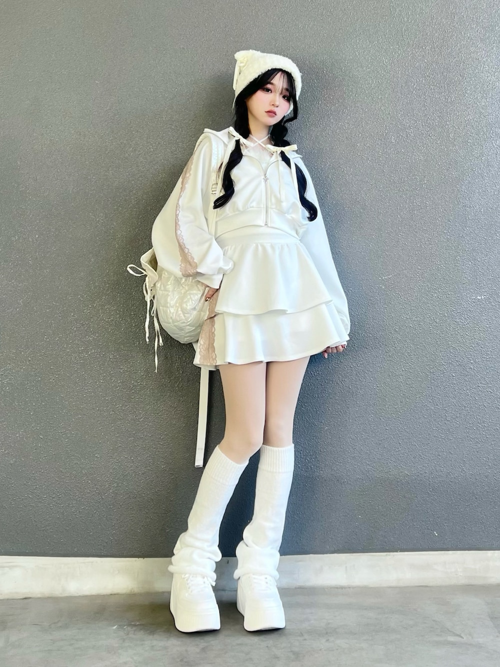 ホワイト系のシューズ、ホワイト系のジャージ、ホワイト系のスカートを着用したレディースの冬コーディネートの4枚目の写真