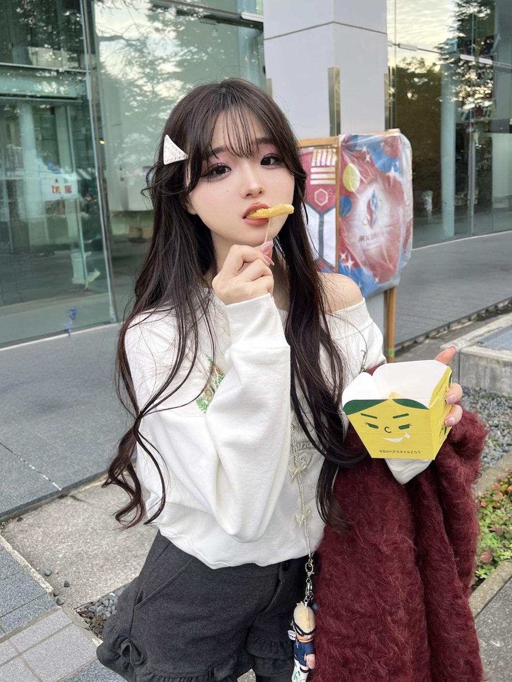 レッド系のカーディガン/ボレロ、ホワイト系のスウェット、ブラック系のショルダーバッグを着用したレディースの秋コーディネートの2枚目の写真