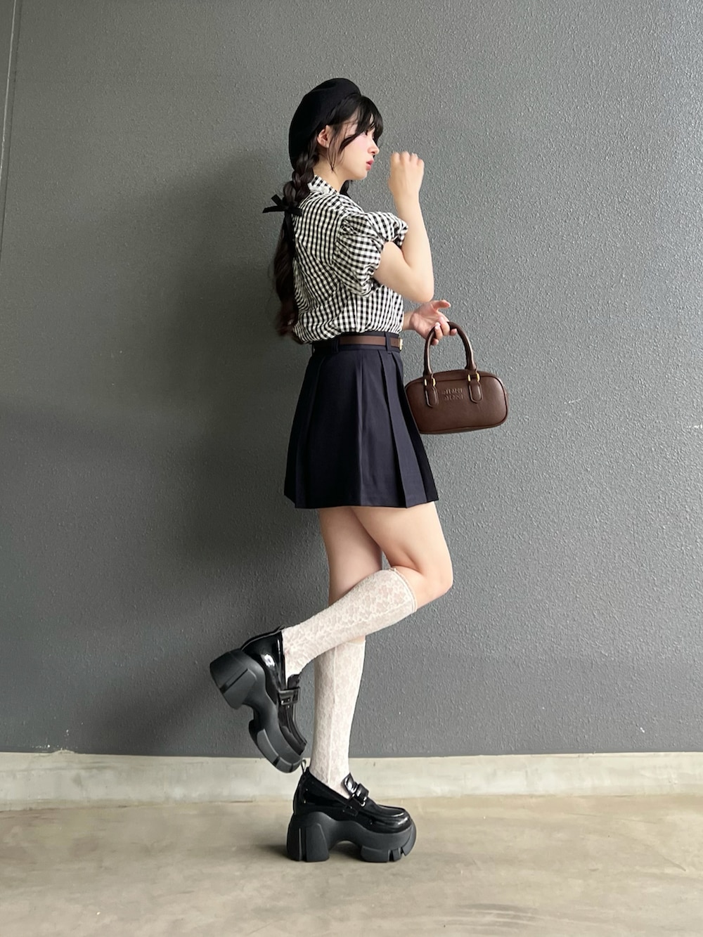 ブラック系のシャツ/ブラウス、ブルー系のスカート、ブラック系のシューズを着用したレディースの夏コーディネートの3枚目の写真