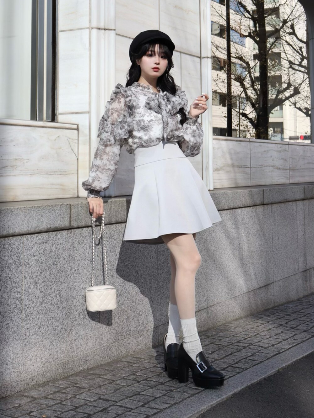 ホワイト系のシャツ/ブラウス、グレー系のスカートを着用したレディースの冬コーディネートの2枚目の写真