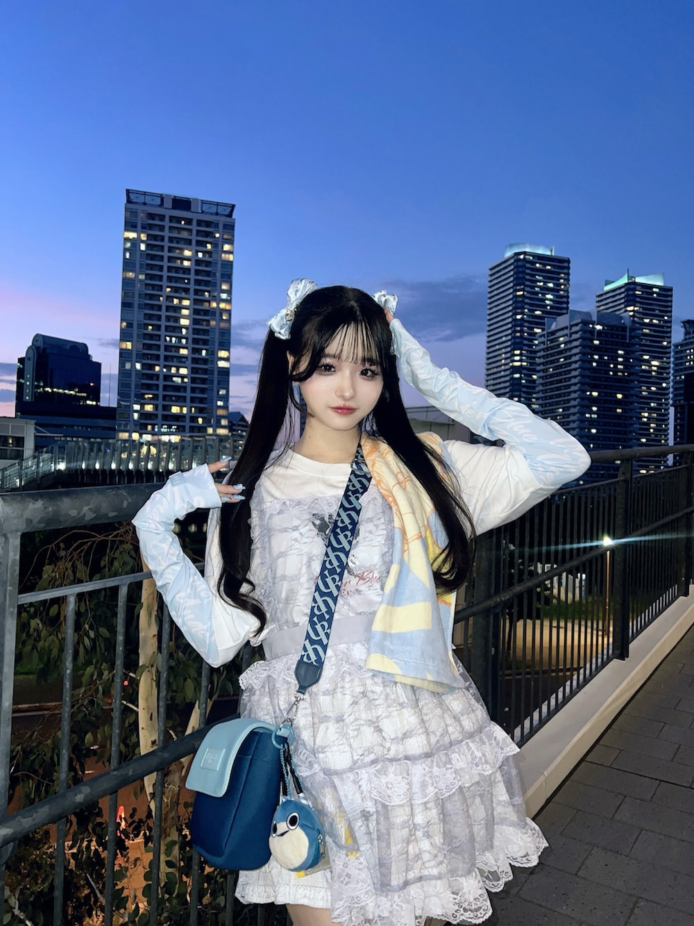 ホワイト系のスカート、ホワイト系のスニーカー、ホワイト系のTシャツ/カットソーを着用したレディースの夏コーディネートの4枚目の写真