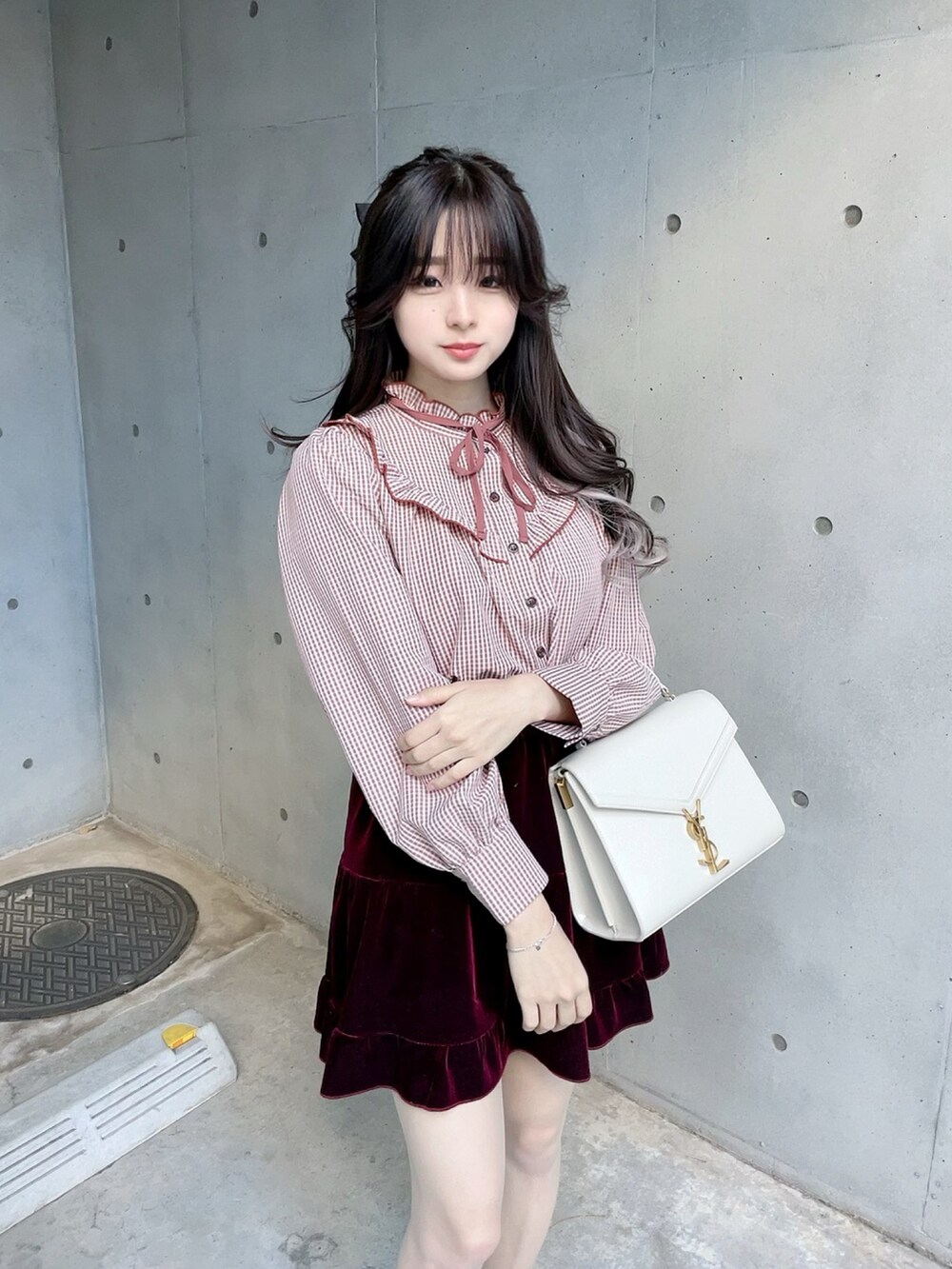 パープル系のダウンジャケット/コート、ブラック系のスカート、ピンク系のシャツ/ブラウスを着用したレディースの冬コーディネートの4枚目の写真