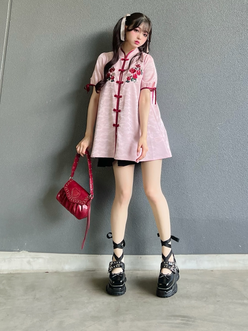 「夏服コーデ、チャイナシャツ、プチプラ、ガーリー、バレエシューズ、コスプレ、推し活コーデ、ピンク、チュニック、ワンピース、赤、厚底シューズ」｜「MOUSSYの【ライトグレーWEB限定カラー】HEART GATHER STUDS バッグ（ショルダーバッグ、レッド系）」を使った、poyoさん（骨格ストレート・レディース・161cm）の夏コーディネートの2枚目の写真