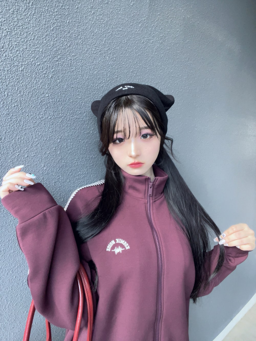 レッド系のジャージ、ホワイト系のその他パンツ、ホワイト系のブーツを着用したレディースの冬コーディネートの4枚目の写真