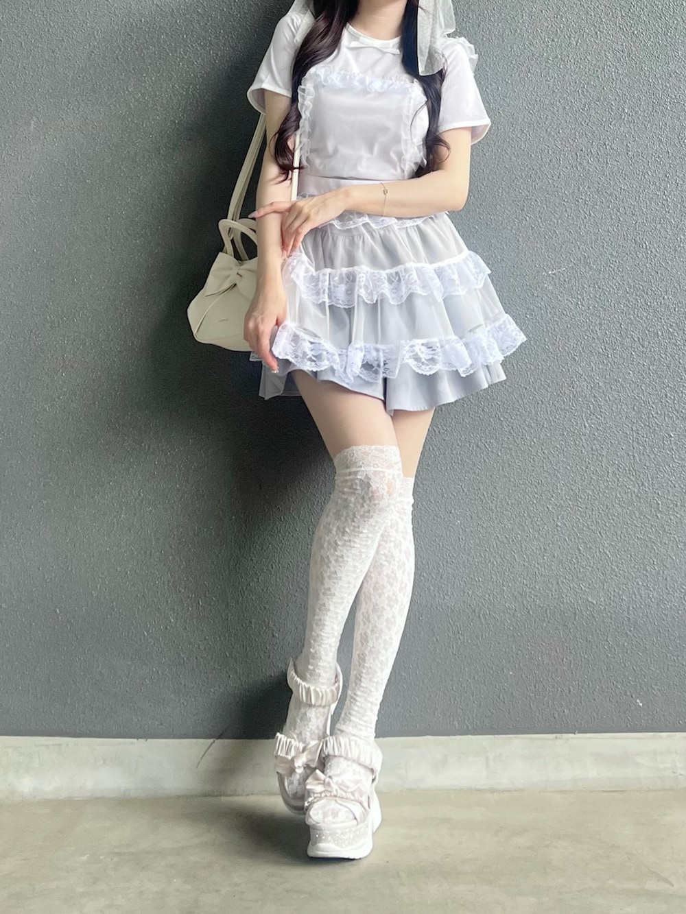 「レイヤードスタイル、韓国ファッション、今日のコーデ、スカートスタイル、カジュアルガーリー、大人ガーリー、プリントT、Tシャツコーデ、春カラー、ワントーンコーデ、サンダル、厚底サンダル」｜「byあしながおじさんの厚底グリッタースポーツサンダル　8990005（サンダル、ホワイト系）」を使った、poyoさん（骨格ストレート・レディース・161cm）の春コーディネートの2枚目の写真