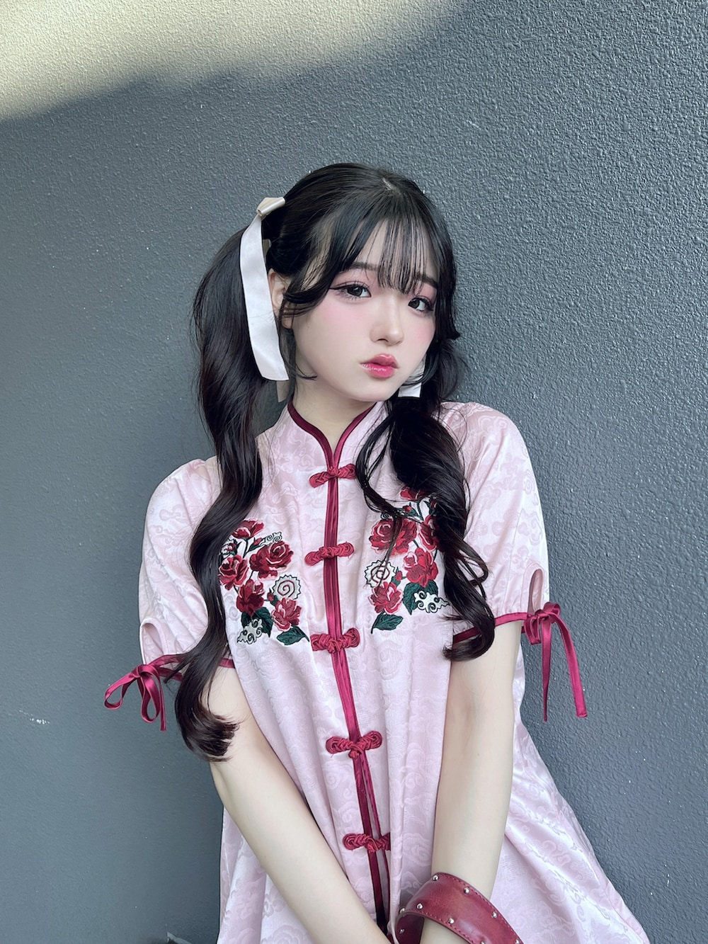 「夏服コーデ、チャイナシャツ、プチプラ、ガーリー、バレエシューズ、コスプレ、推し活コーデ、ピンク、チュニック、ワンピース、赤、厚底シューズ」｜「MOUSSYの【ライトグレーWEB限定カラー】HEART GATHER STUDS バッグ（ショルダーバッグ、レッド系）」を使った、poyoさん（骨格ストレート・レディース・161cm）の夏コーディネートの5枚目の写真