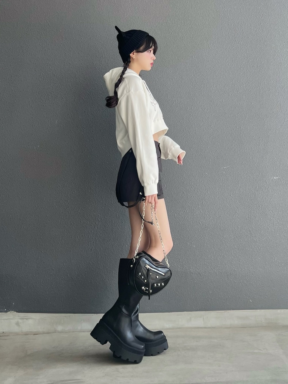 「秋冬コーデ、ストライプ、パーカー、クロップドトップス、ブーツ、ロングブーツ、カーゴスカート、ニット帽」｜「STRAY SHEEPのアイテム（パーカー、ホワイト系）」を使った、poyoさん（レディース・161cm）の秋コーディネートの3枚目の写真