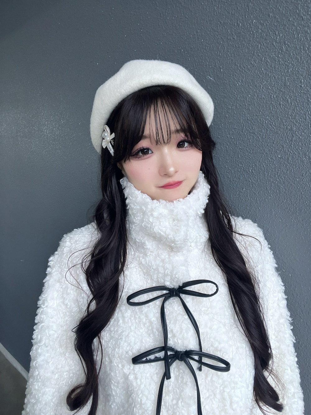 レッド系のバッグ、ブラック系のブーツ、ホワイト系のその他アウターを着用したレディースの秋コーディネートの5枚目の写真