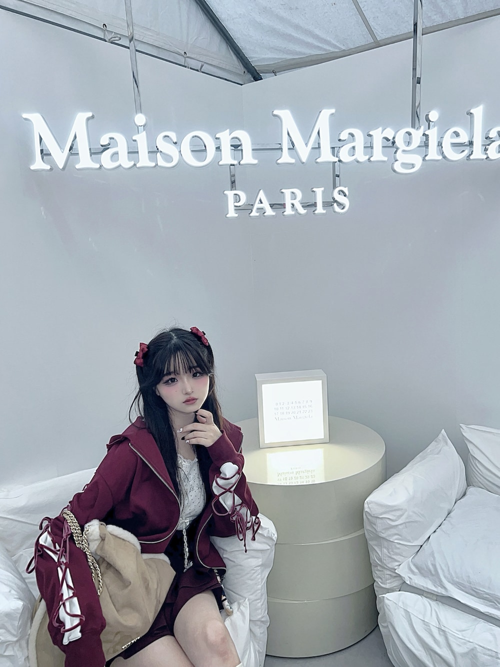 ベージュ系のブーツ、ホワイト系のタンクトップ、ピンク系のスカートを着用したレディースの秋コーディネートの5枚目の写真