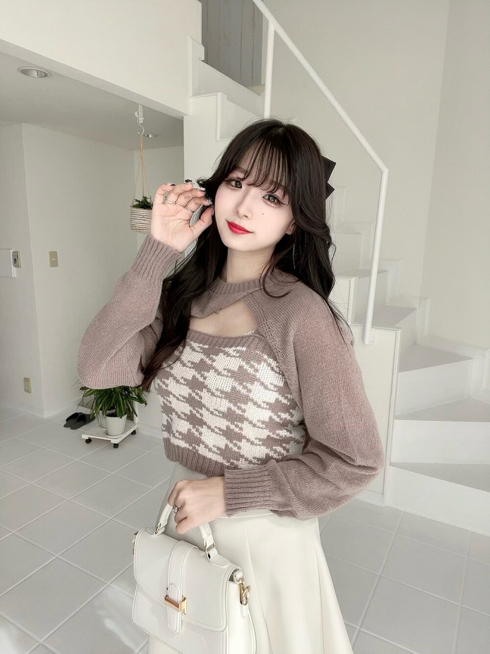 ベージュ系のニット/セーター、ホワイト系のバッグ、ホワイト系のスカートを着用したレディースの秋コーディネートの4枚目の写真