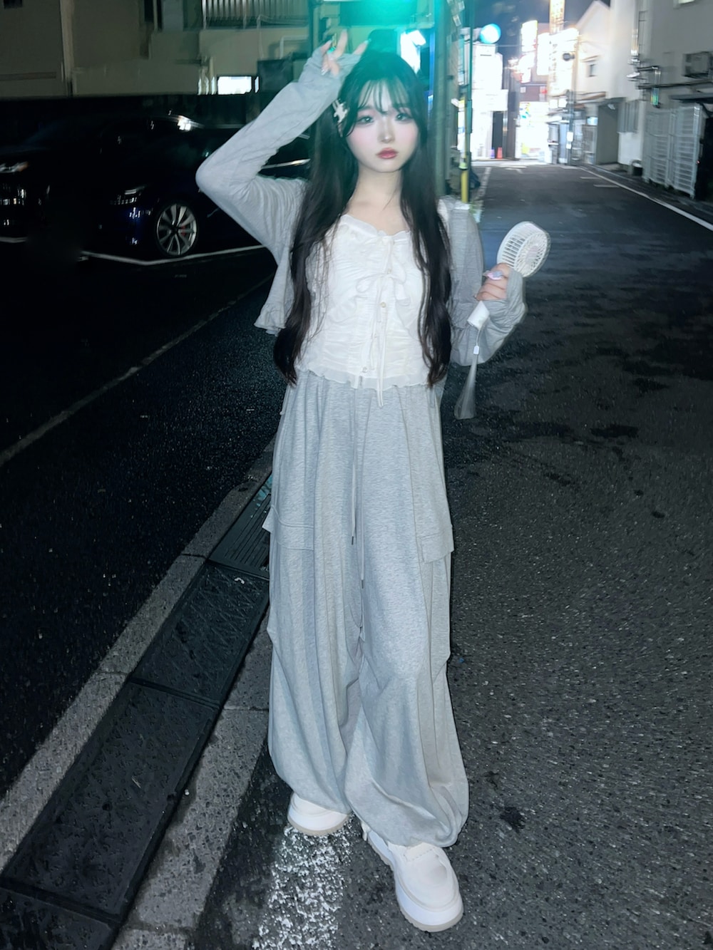 ホワイト系のキャミソール、グレー系のパーカー、グレー系のその他パンツを着用したレディースの秋コーディネートの2枚目の写真