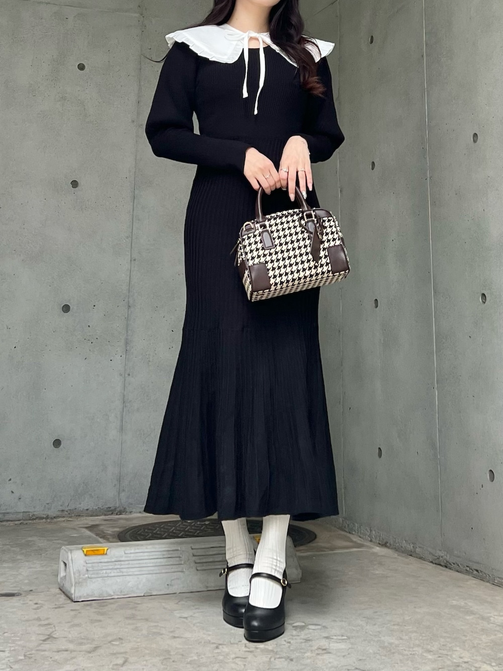 「シンプルコーデ、ニットワンピース、オトナカワイイ、大人ガーリー、デート、オトナ女子、秋服、秋冬、ワンピース、つけ襟、プチプラコーデ、プチプラ」｜「Samantha Thavasaの★サマンサ ピエドプル ボストンバッグ 大サイズ（ハンドバッグ、ブラウン系）」を使った、poyoさん（レディース・161cm）の秋コーディネートの3枚目の写真