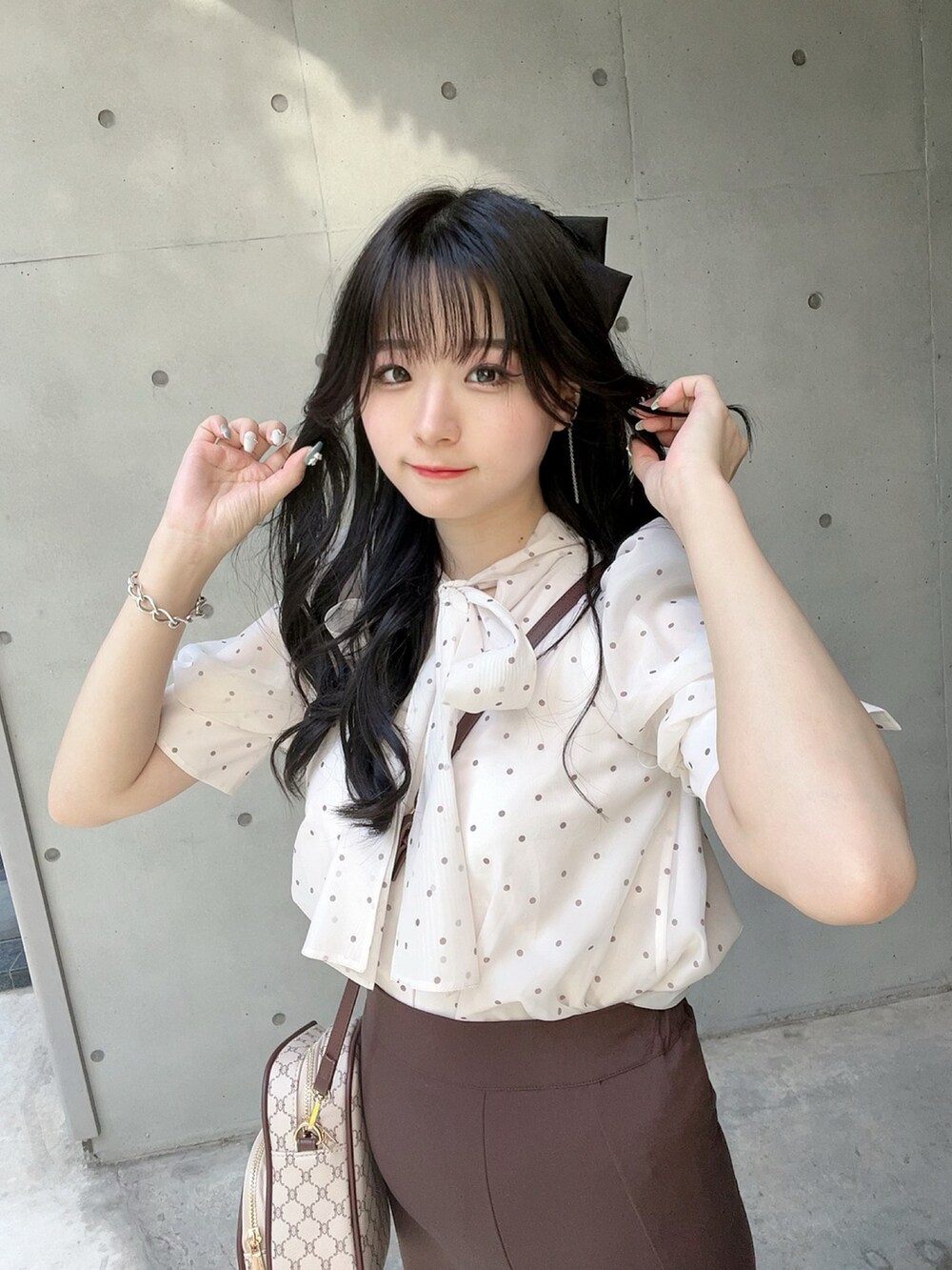 その他のシャツ/ブラウス、ブラウン系のスカート、ホワイト系のショルダーバッグを着用したレディースの夏コーディネートの4枚目の写真