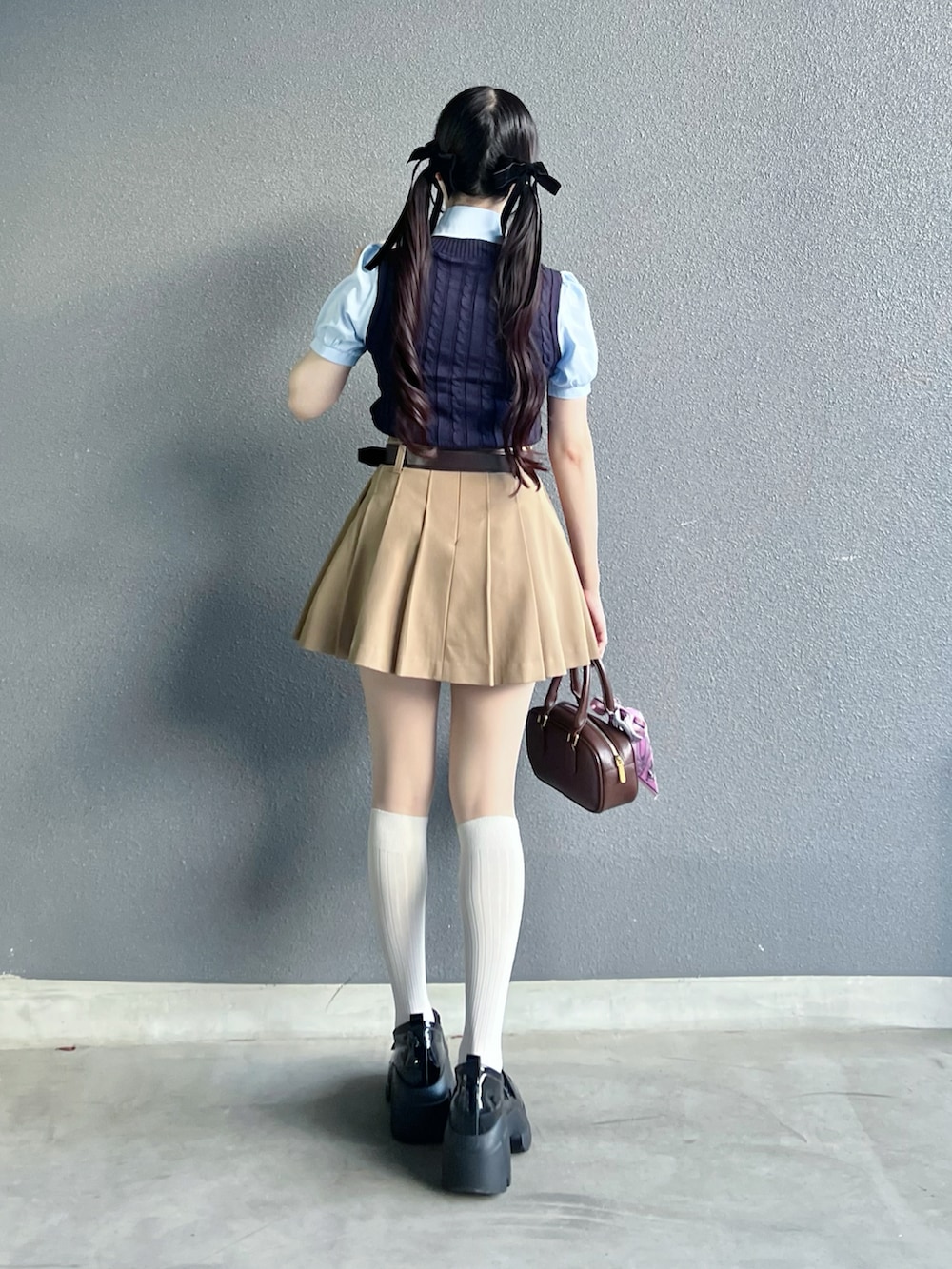 ベージュ系のその他パンツ、ブルー系のトップス、ブラウン系のバッグを着用したレディースの夏コーディネートの3枚目の写真