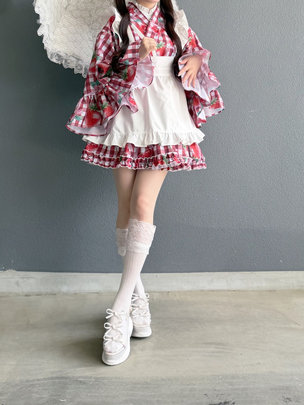 ホワイト系のサンダル、レッド系のスカート、ホワイト系のワンピース/ドレスを着用したレディースの春コーディネートの4枚目の写真