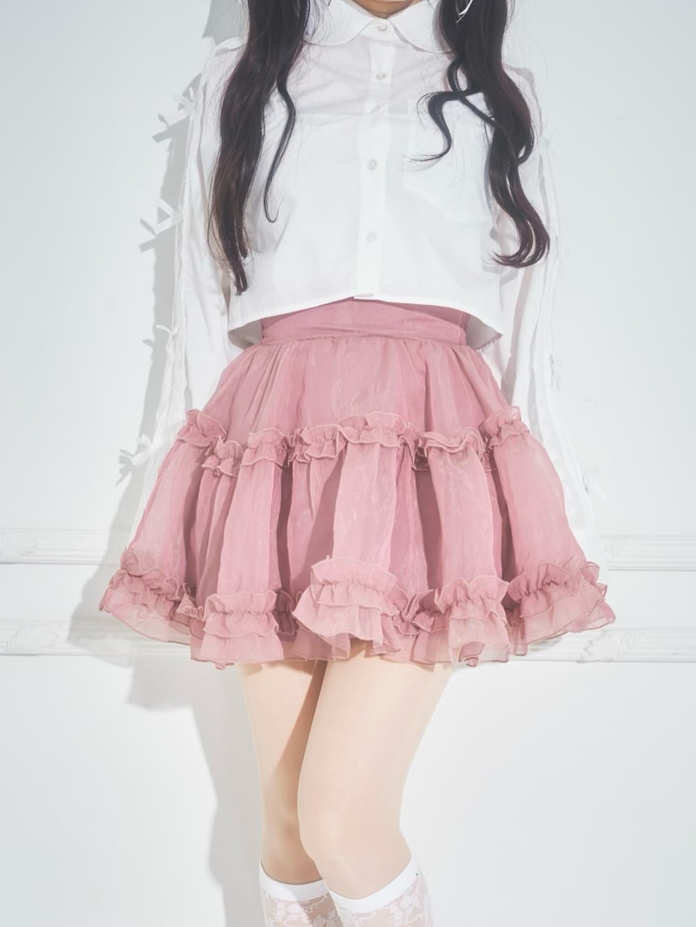 ホワイト系のシャツ/ブラウス、ホワイト系のスカート、ホワイト系のその他シューズを着用したレディースの春コーディネートの5枚目の写真