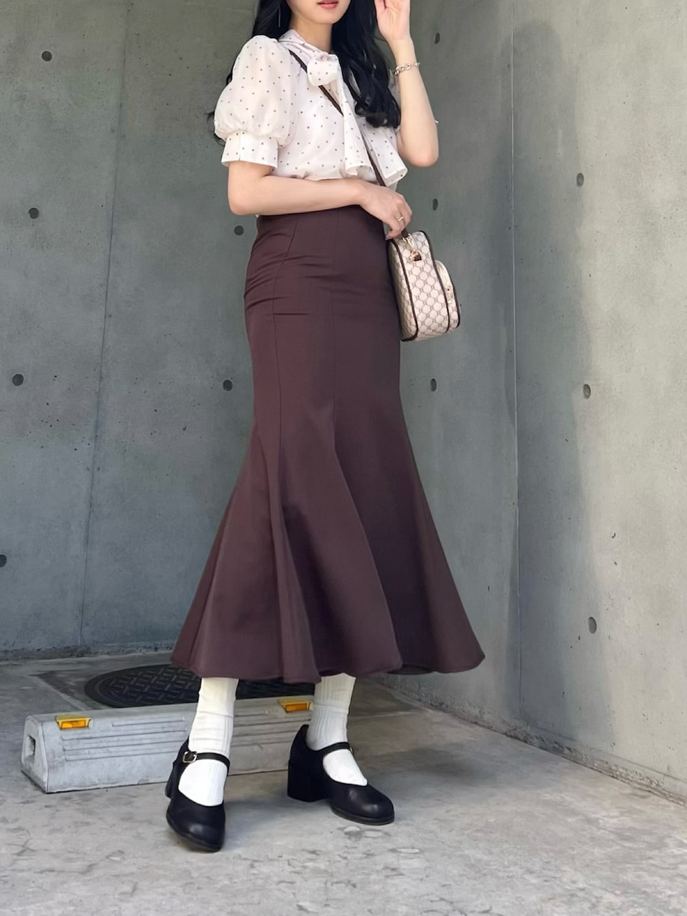 その他のシャツ/ブラウス、ブラウン系のスカート、ホワイト系のショルダーバッグを着用したレディースの夏コーディネートの2枚目の写真