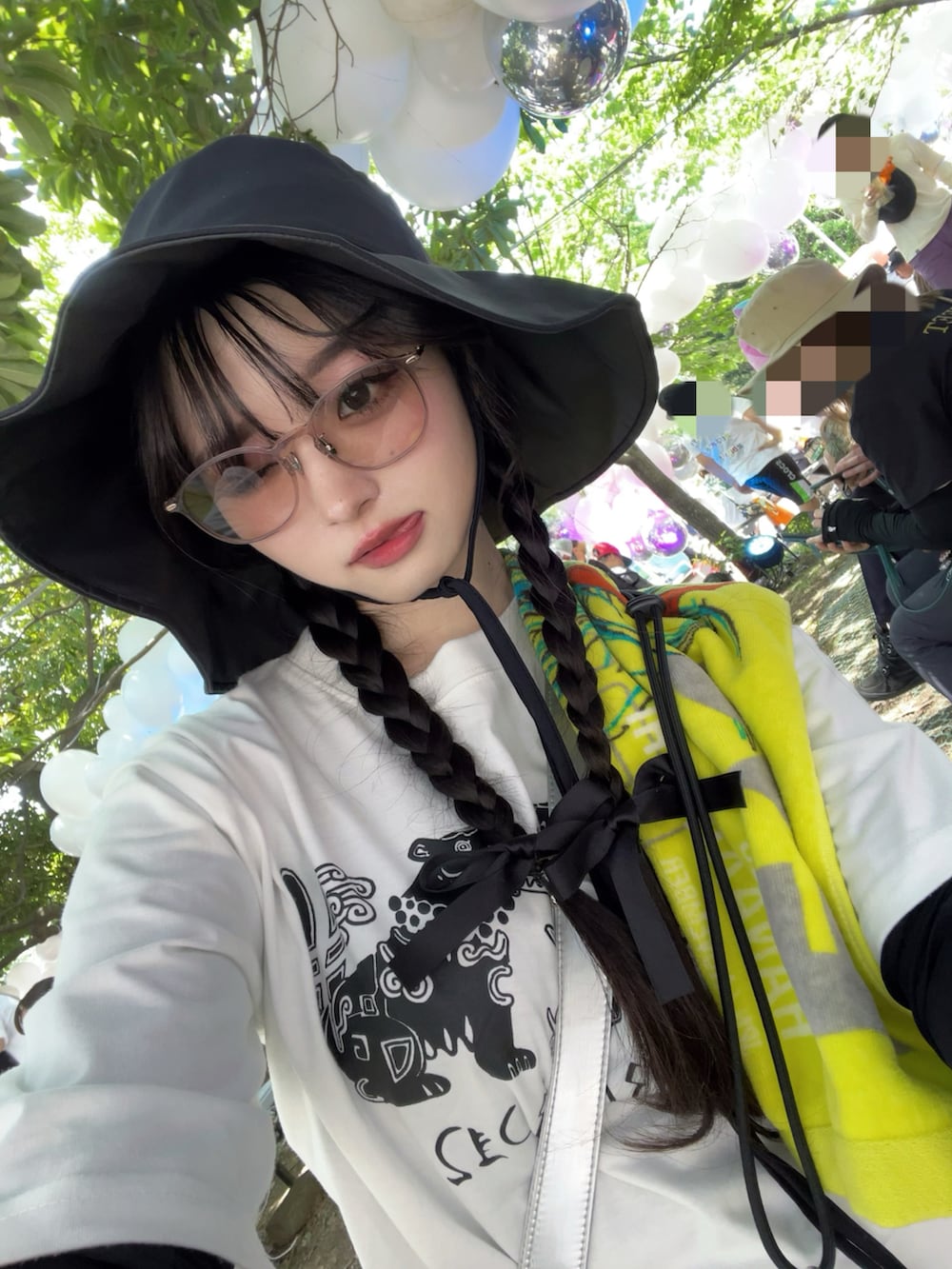 「フェススタイル、ライブコーデ、フェス、おでかけコーデ、初夏コーデ、日焼け対策、カジュアルスタイル、ＧＷ、オトナカジュアル、カーゴパンツ、ラフコーデ、バケットハット、白スニーカー、春夏コーデ、アウトドアスタイル」｜「Wpc.のUVカット接触冷感つば広ハット（ハット、ブラック系）」を使った、poyoさん（レディース・161cm）の春コーディネートの3枚目の写真