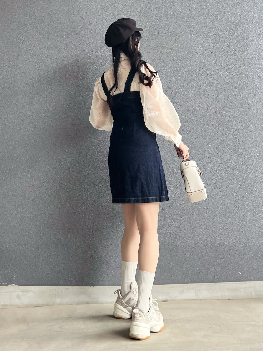 ブルー系のワンピース/ドレス、ホワイト系のシャツ/ブラウス、ホワイト系のバッグを着用したレディースの春コーディネートの4枚目の写真