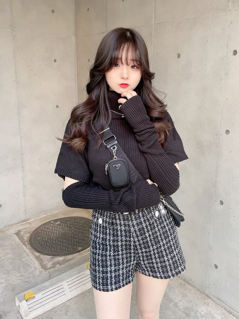 ブラック系のニット/セーター、ホワイト系のその他パンツを着用したレディースの春コーディネートの3枚目の写真