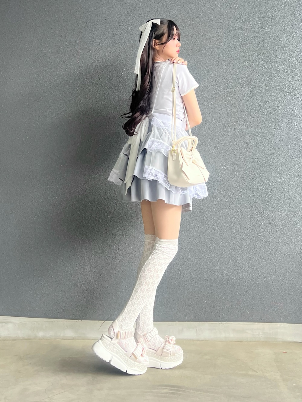 「レイヤードスタイル、韓国ファッション、今日のコーデ、スカートスタイル、カジュアルガーリー、大人ガーリー、プリントT、Tシャツコーデ、春カラー、ワントーンコーデ、サンダル、厚底サンダル」｜「byあしながおじさんの厚底グリッタースポーツサンダル　8990005（サンダル、ホワイト系）」を使った、poyoさん（骨格ストレート・レディース・161cm）の春コーディネートの4枚目の写真