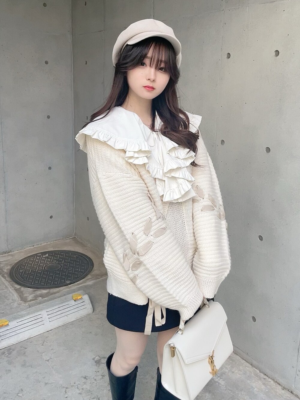 ホワイト系のシャツ/ブラウス、ブラック系のその他パンツ、ホワイト系のカーディガン/ボレロを着用したレディースの冬コーディネートの3枚目の写真