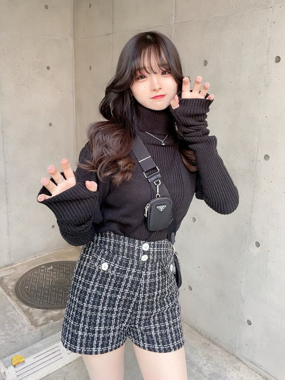 ブラック系のニット/セーター、ホワイト系のその他パンツを着用したレディースの春コーディネートの4枚目の写真