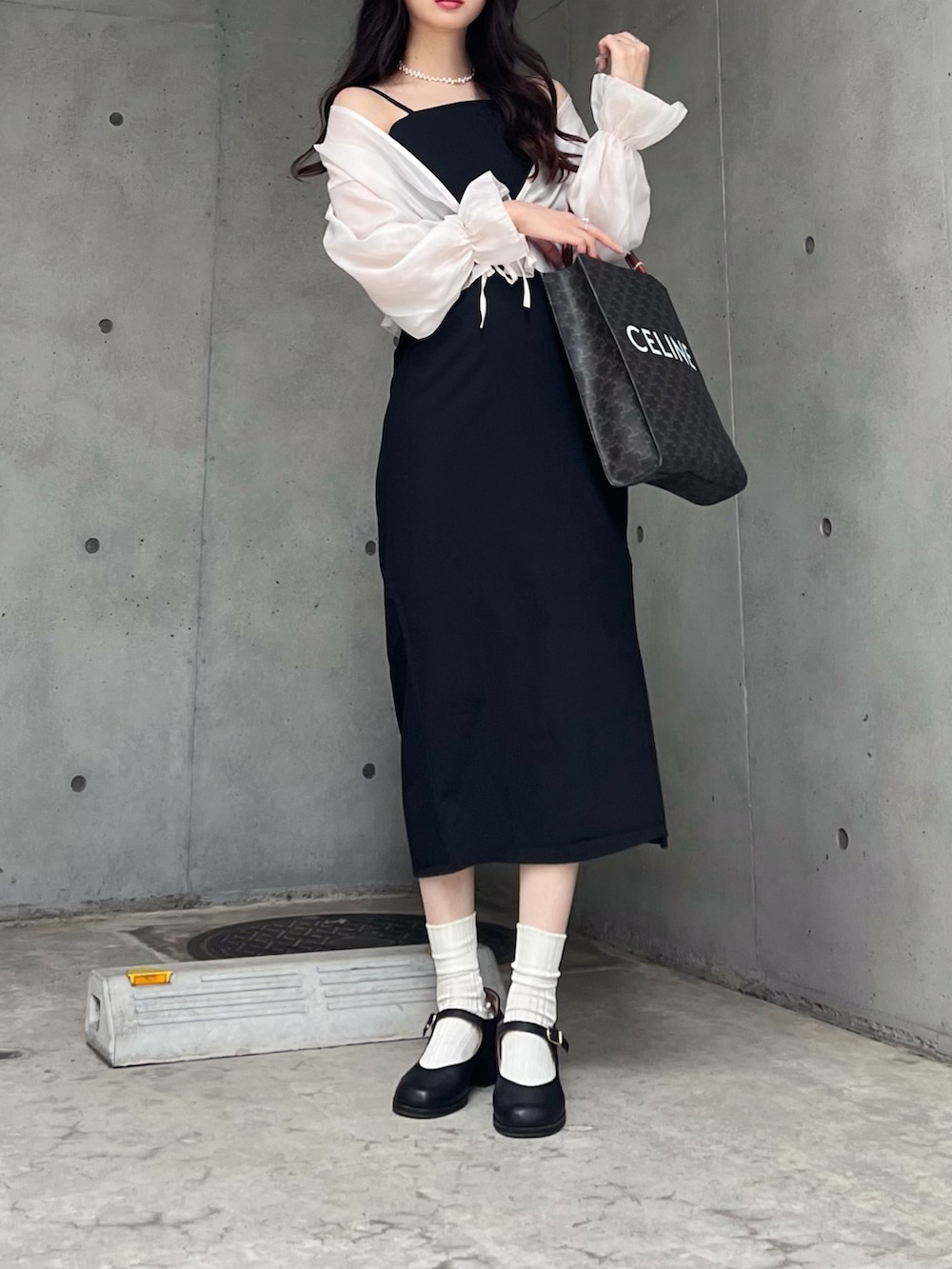 ブラック系のワンピース、ホワイト系のカーディガン/ボレロを着用したレディースの夏コーディネートの4枚目の写真