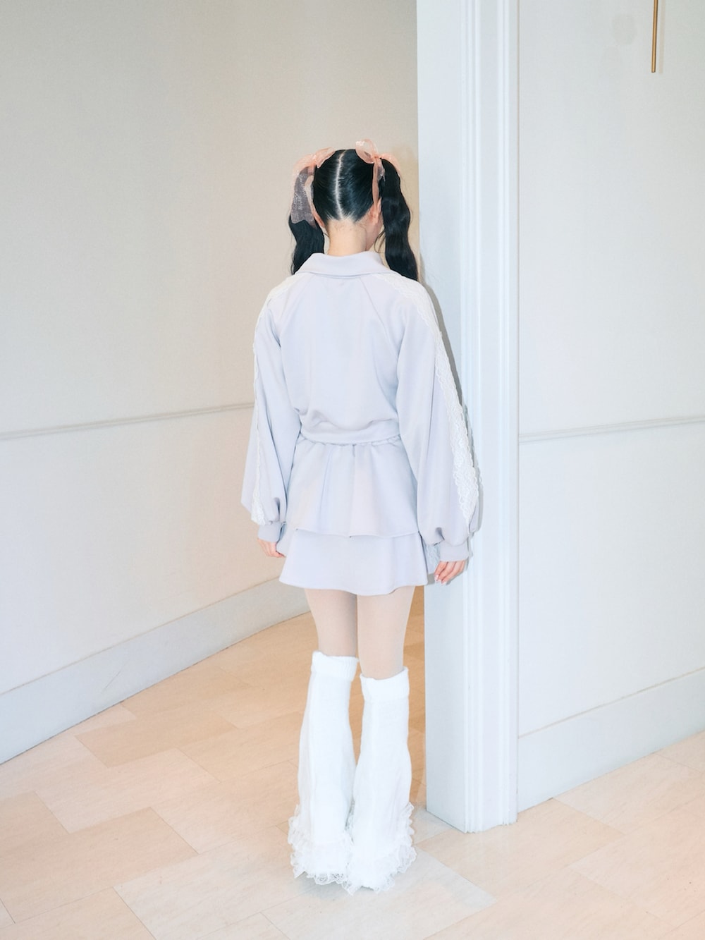 「セットアップ、トラックジャケット、レッグウォーマー、y2k、ガーリー、参戦服、ライブコーデ、ジャージコーデ、お出かけコーデ、グレー、カジュアルガーリー、ストリート」｜「Lovilynのアイテム（ジャージ、グレー系）」を使った、poyoさん（レディース・161cm）の冬コーディネートの3枚目の写真