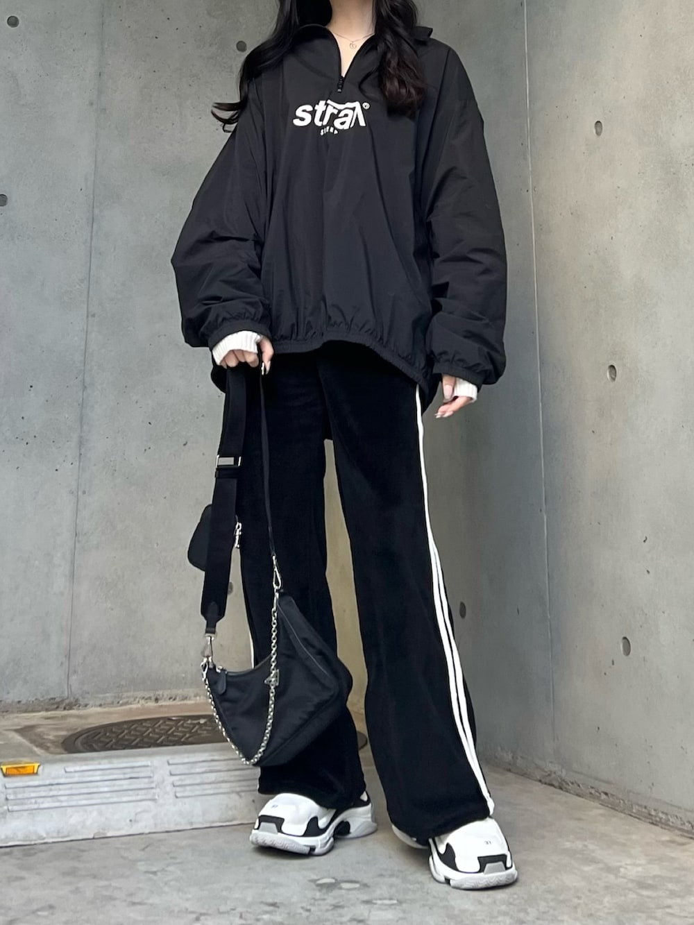 ブラック系のトップス、ブラック系のパンツを着用したレディースの冬コーディネートの5枚目の写真