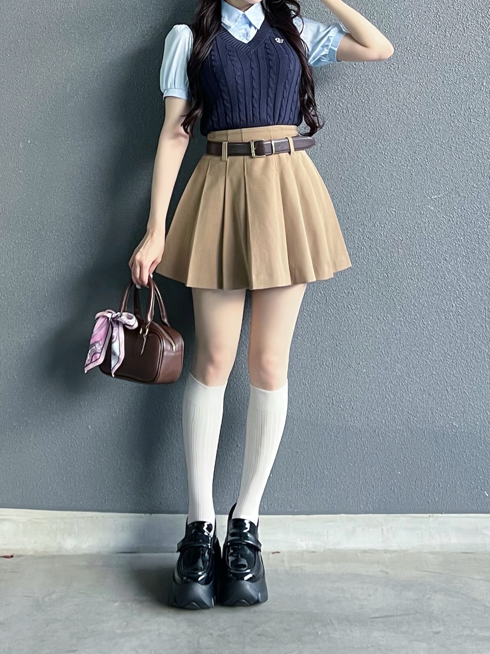 ベージュ系のその他パンツ、ブルー系のトップス、ブラウン系のバッグを着用したレディースの夏コーディネートの4枚目の写真