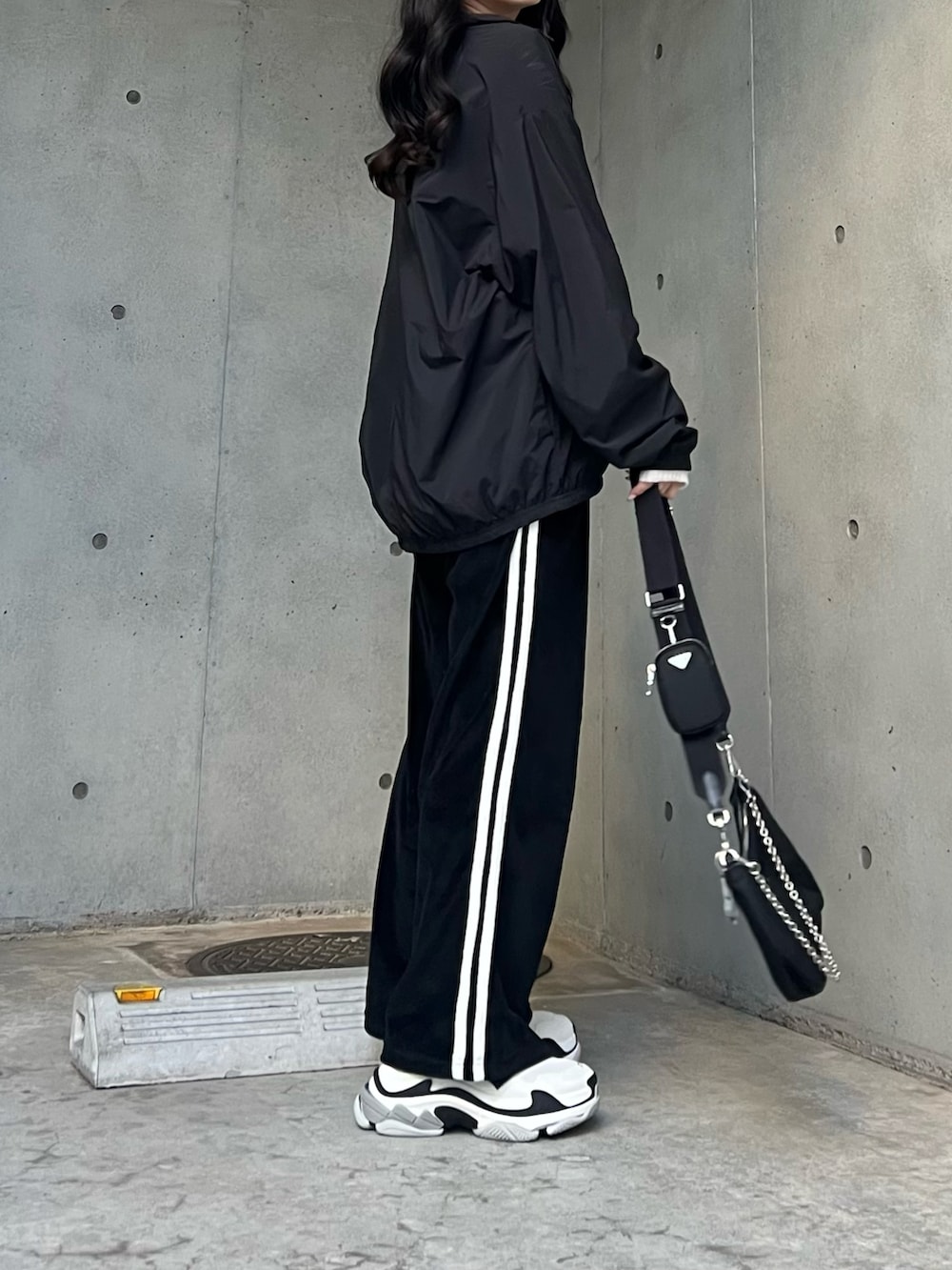 ブラック系のトップス、ブラック系のパンツを着用したレディースの冬コーディネートの2枚目の写真