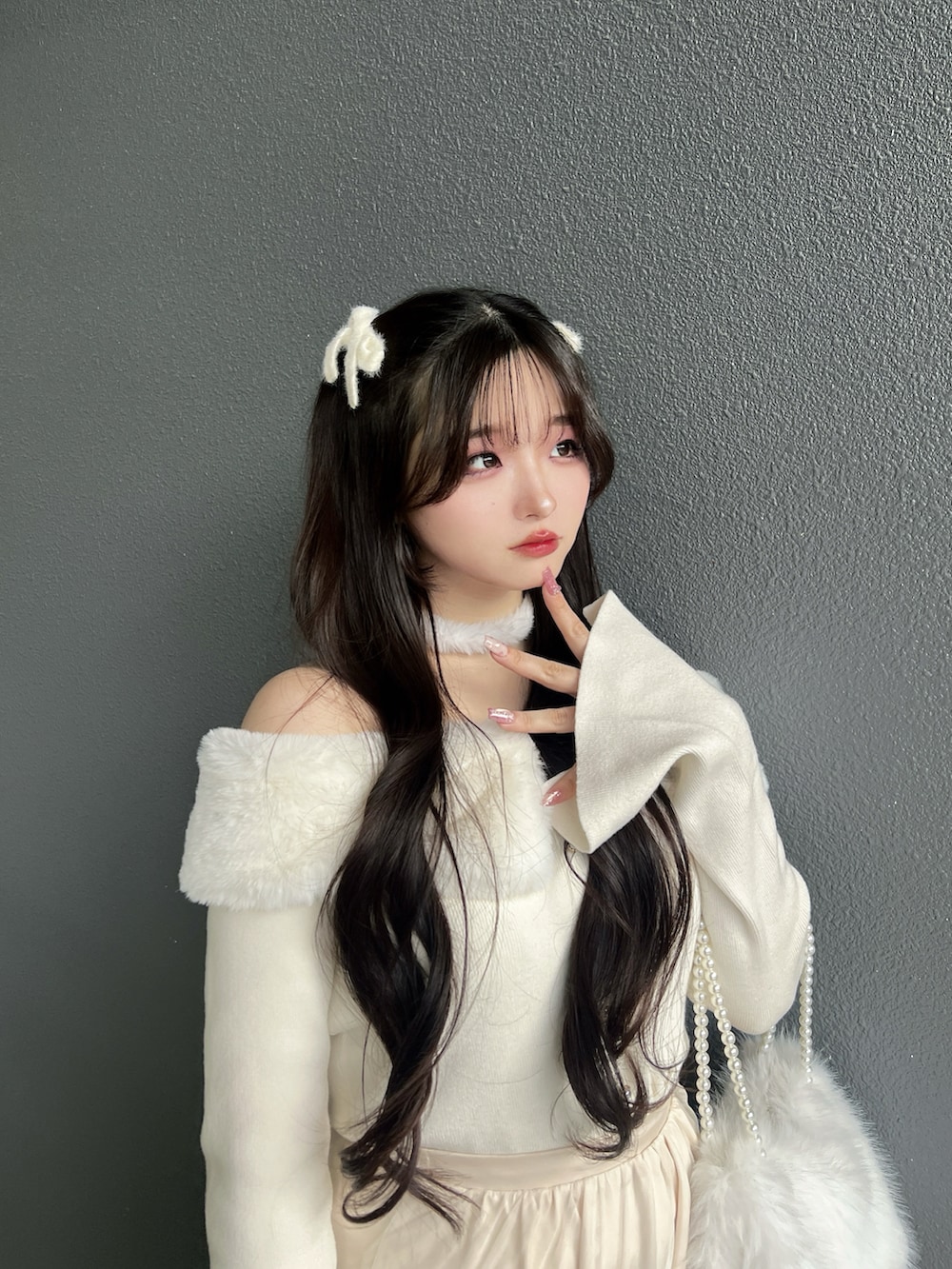 ホワイト系のスカート、ホワイト系のニット/セーター、ピンク系のシューズを着用したレディースの冬コーディネートの2枚目の写真