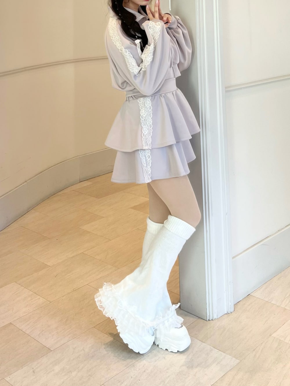 「セットアップ、トラックジャケット、レッグウォーマー、y2k、ガーリー、参戦服、ライブコーデ、ジャージコーデ、お出かけコーデ、グレー、カジュアルガーリー、ストリート」｜「Lovilynのアイテム（ジャージ、グレー系）」を使った、poyoさん（レディース・161cm）の冬コーディネートの2枚目の写真