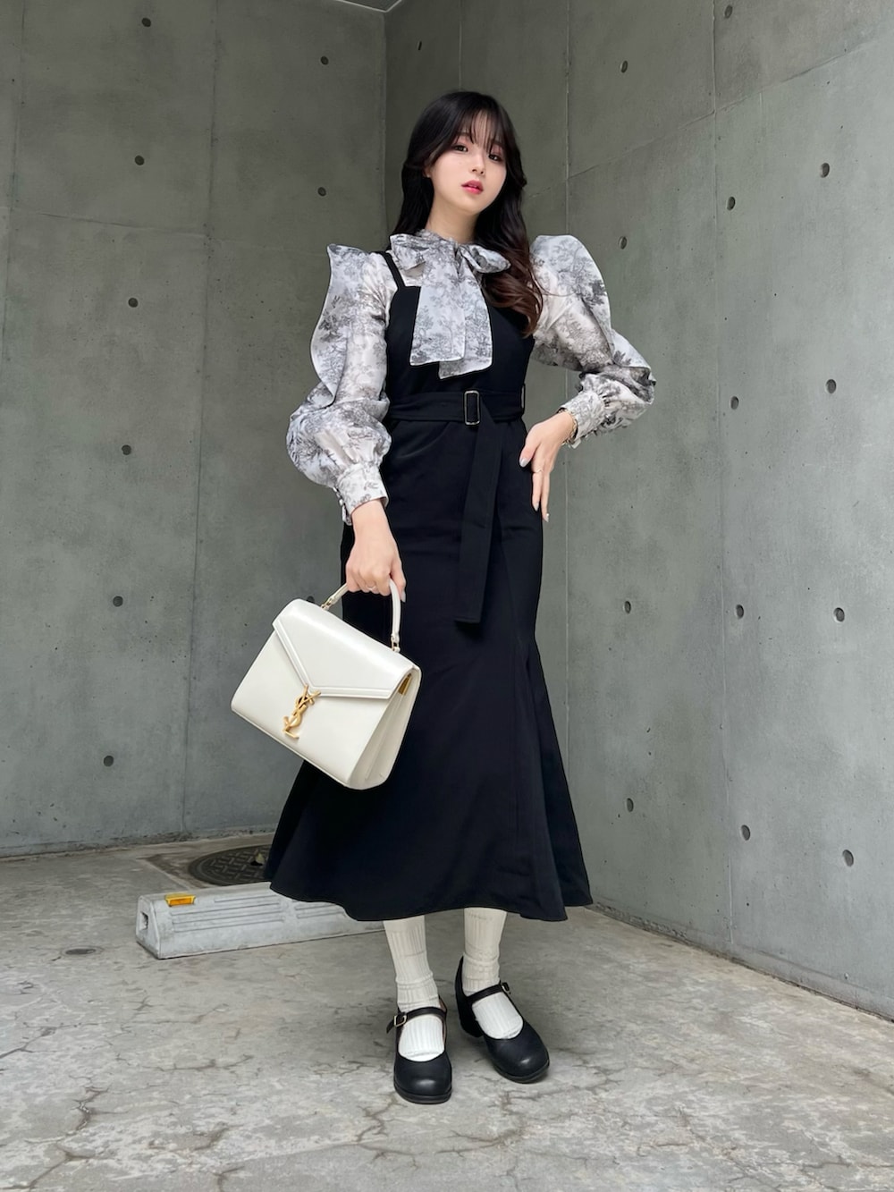 ブルー系のシャツ/ブラウス、ブラック系のワンピース、ブラック系のパンプスを着用したレディースの春コーディネートの3枚目の写真