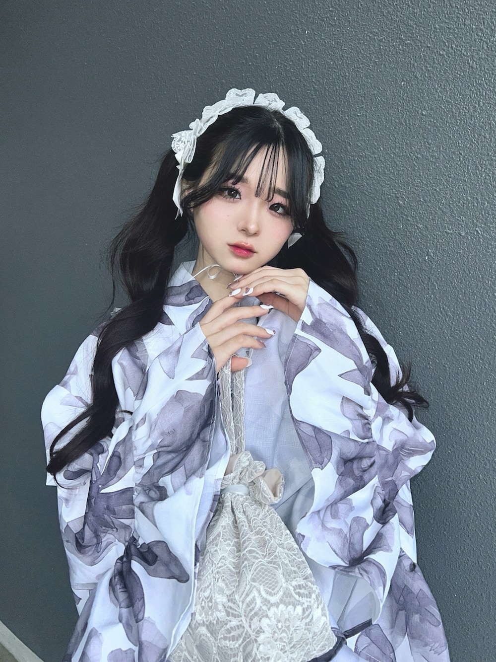 ホワイト系のスニーカー、グレー系のスカート、ホワイト系のワンピース/ドレスを着用したレディースの夏コーディネートの5枚目の写真